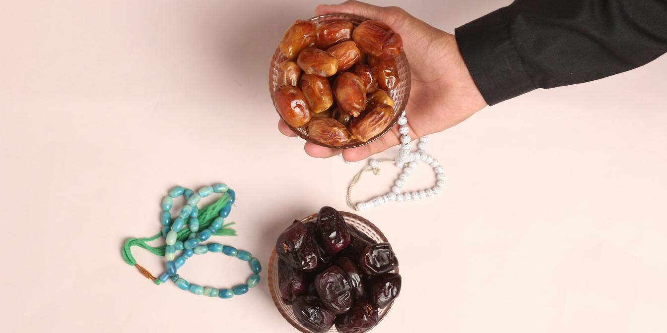 Persian tea served with nuts, dates and sweets
