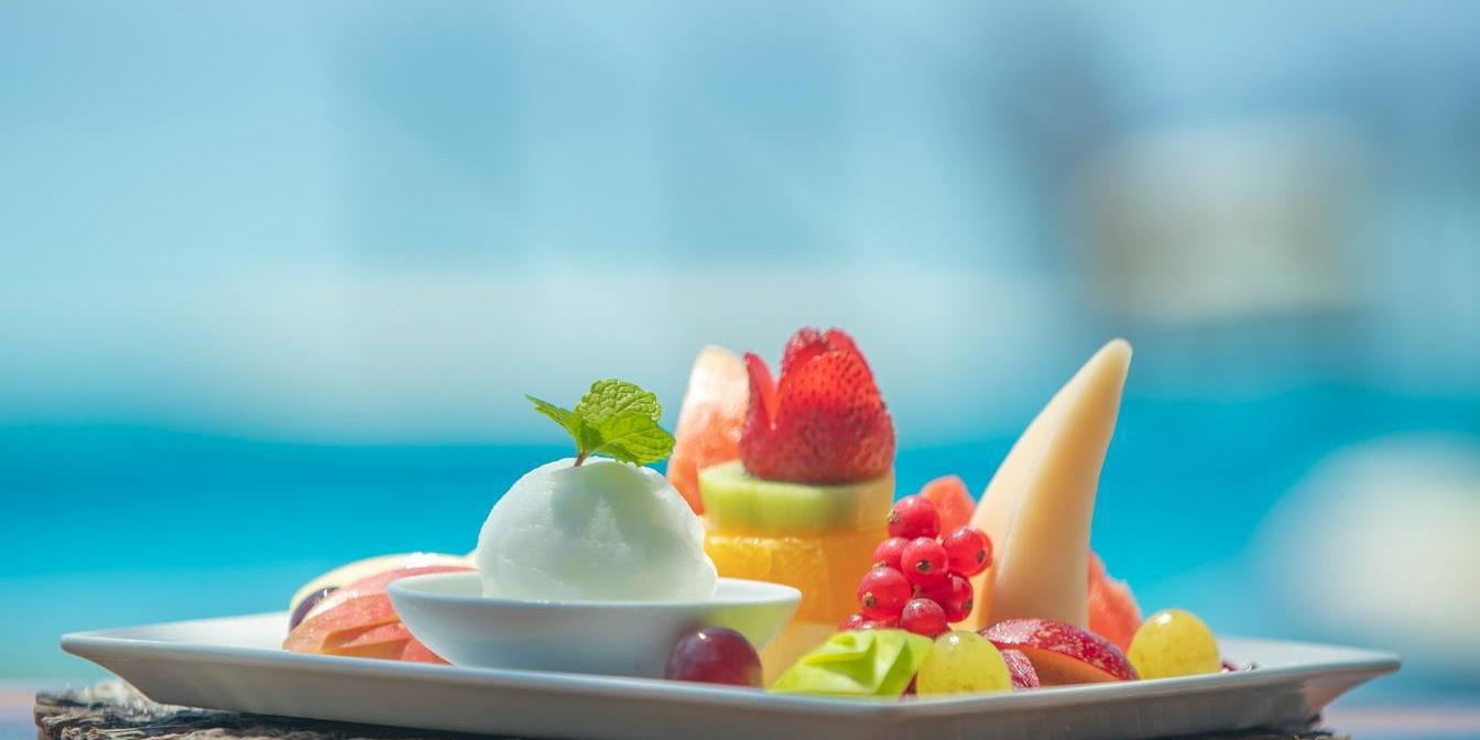Pistachios served with fresh fruit and plain yogurt