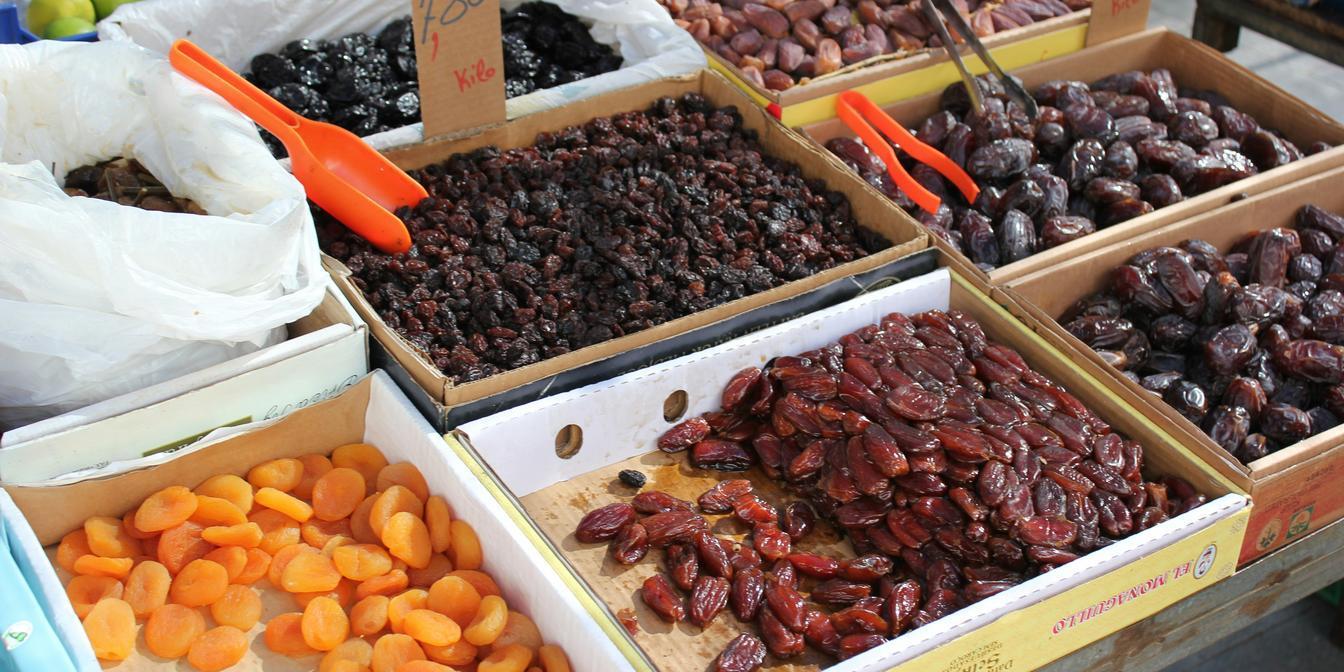 Comparing dried plum labels for serving weight, fibre and added ingredients