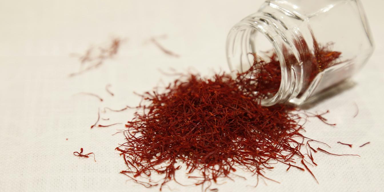 Visual comparison between natural saffron threads and imitation fibres