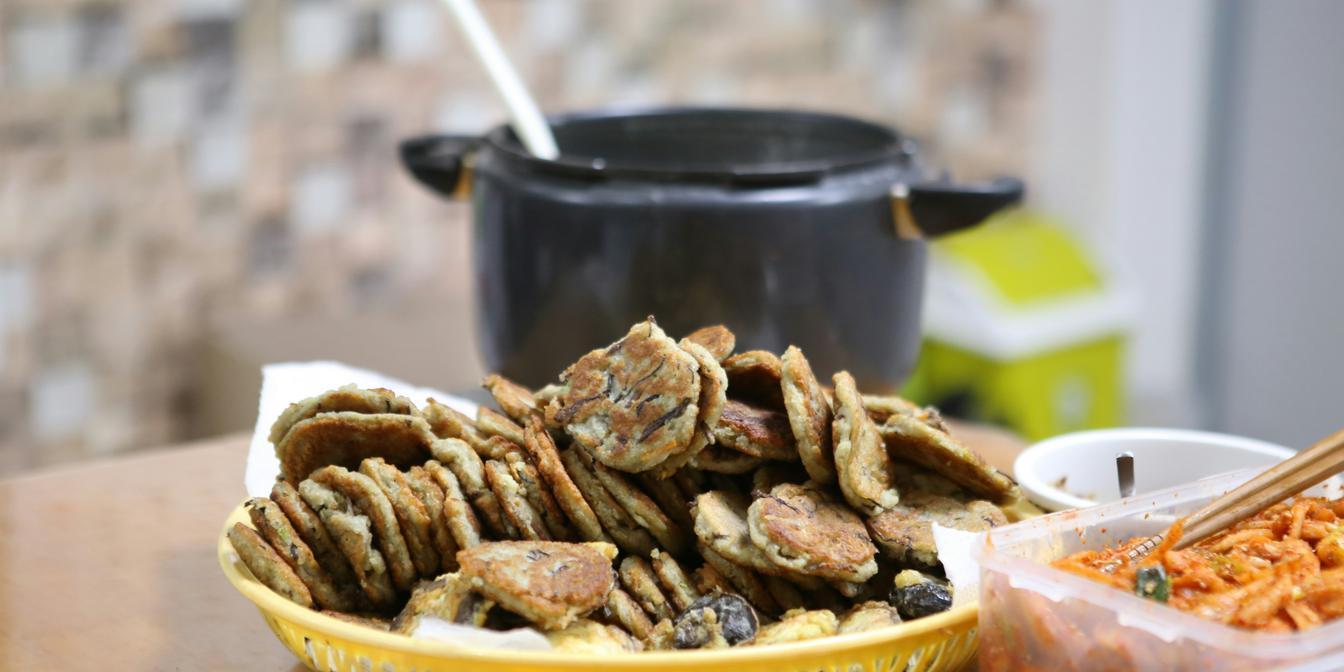 Whole dried limes beside a simmering Persian stew
